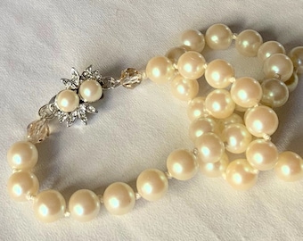 Luminous and elegant faux pearl choker necklace