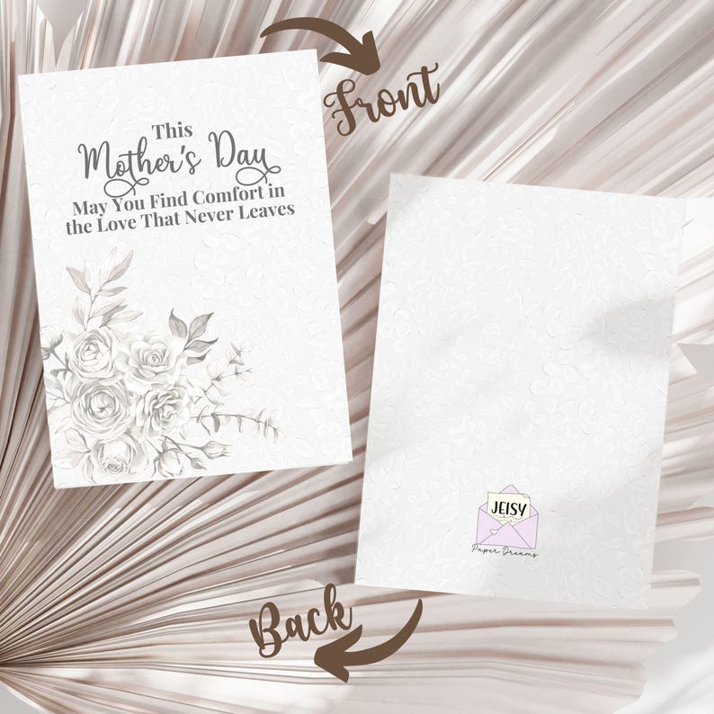 Puede incluir: Una tarjeta blanca del D&iacute;a de la Madre con ilustraciones florales y el texto "This Mother's Day, May You Find Comfort in the Love That Never Leaves." La parte posterior de la tarjeta presenta un logotipo con el texto "JEISY Paper Dreams."
