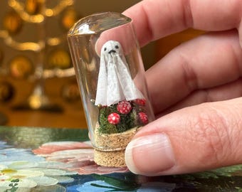 Huisdierspook: met de hand gebeeldhouwd spook met paddenstoelfee-ring in cloche-miniatuur