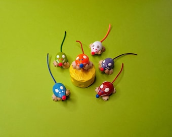 Figurita de ratón de madera pequeña y colorida con queso. Imán de nevera opcional.