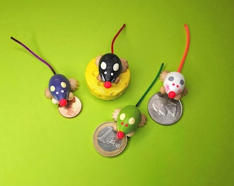 Figuras de madera de ratón y queso en miniatura, coloridas y con imán para nevera opcional.