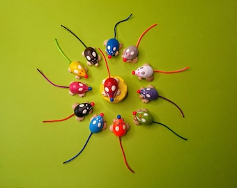 Figuras de madera de colores: ratoncito y queso. Talladas a mano. Imán para nevera opcional.