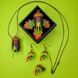 木製のドングリ + ゾウムシの刺し貫き (昆虫/甲虫): ラペルピン、イヤリング (直径 15 mm)、ペンダント/ネックレス (直径 15-20 mm)、ブローチ (35 mm)。かわいいギフト。