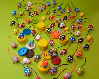 Figuras de madera de colores: ratoncito y queso. Talladas a mano. Imán para nevera opcional.