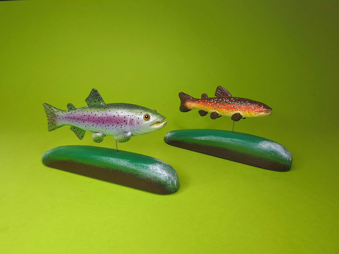 Poisson truite en traits dessinés à la main Dessin réaliste de la truite arc-en-ciel sautant
