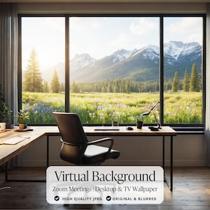 Könnte beinhalten: Ein virtueller Hintergrund mit Blick auf eine Bergkette mit schneebedeckten Gipfeln, einem Feld voller Wildblumen und einem Wald in der Ferne. Das Bild wird von einem Fenster mit weißen Vorhängen und einem Holztisch mit einem schwarzen Stuhl eingerahmt. Der Text "Virtual Background" wird am unteren Rand des Bildes angezeigt, zusammen mit dem Text "Zoom Meetings | Desktop & TV Wallpaper".