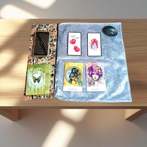 Tapis de Tirage Tarots, Oracles -  Pliable avec Deux Pochettes Intégrées
