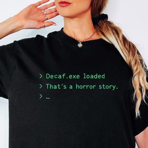 カフェイン抜きホラーストーリーTシャツ - 面白いコーヒーとコードのTシャツ - カフェインオタクのユーモア - ターミナルテキストスタイル - ミニマリストユニセックスギフト