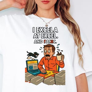 I Excela at Excel Panic Tee – grappig datanerd-shirt, werk kernsmelting cadeau, cartoon kantoorhumor T-shirt voor analisten