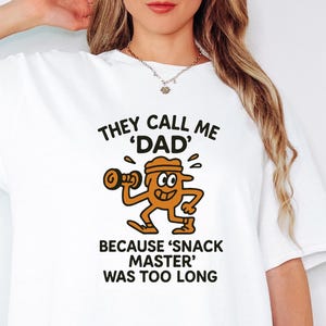 おもしろスナックマスターのお父さんシャツ - 「彼らは私をお父さんと呼ぶ」Tシャツ - 父の日のギフト - かわいい漫画の食べ物ユーモアTシャツ