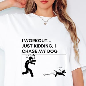 Funny Dog Workout Shirt – I Workout Just Kidding I Chase My Dog Tee – Pet Humor Gift – Lazy Gym Joke T-Shirt – Unisex Dog Lover Top