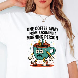 Grappig ochtendkoffieshirt – één kopje verwijderd van functioneel – retro cartoon uniseks T-shirt