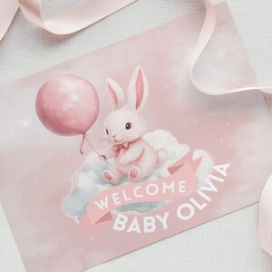Cartão postal personalizado para bebê menina - Cartão de boas-vindas à bebê Olivia - Anúncio de recém-nascido do coelho rosa - Arte de parede para berçário ou etiqueta de presente
