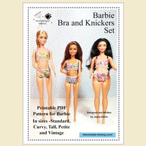 Puede incluir: Patrón de costura PDF imprimible para sujetadores y bragas de muñeca Barbie. El patrón incluye instrucciones para hacer sujetadores y bragas en varios tamaños, incluyendo estándar, curvilíneo, alto, pequeño y vintage. El patrón está diseñado y escrito por Jayne Eaton y es de nivel de costura intermedio.