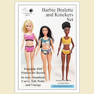Könnte beinhalten: Drei Barbie-Puppen in verschiedenen Bralette- und Knicker-Sets. Das Bild enthält den Text "Barbie Bralette and Knickers Set" und "Printable PDF Pattern for Barbie". Die Puppen haben unterschiedliche Hauttöne und die Muster sind in verschiedenen Farben.