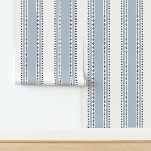 Striscia dipinta rilassata con dettagli in stile vintage - blu cottage, blu navy, bianco su larga scala - Carta da parati rimovibile - Stacca + attacca o preincollata