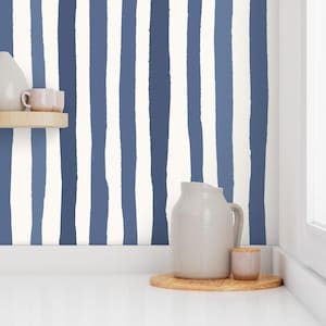 Strisce dipinte rilassate in blu navy e bianco su larga scala - Carta da parati rimovibile - Stacca + attacca o preincolla