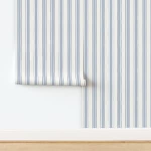 Carta da parati a strisce dipinte in scala ridotta, blu pallido e bianco, stile nautico costiero classico, rimovibile, staccabile e attaccabile o preincollabile.