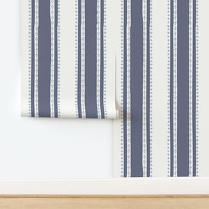 Striscia dipinta rilassata con dettagli in stile vintage - blu navy, bianco, blu cottage su larga scala - Carta da parati rimovibile - Stacca + attacca o preincollata