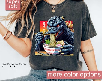Comfort Colors® Kaiju Essen Ramen Shirt, Geschenk für japanischen Monsterliebhaber, Retro Harajuku Ästhetik, lustiges Godzilla Ramen T-Shirt, Anime Geburtstag