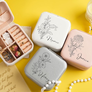 Kundenspezifische Schmuckschatulle, gravierte Geburtsblumen Schmuck Reiseetui, Leder Schmuck Reiseetui, Weihnachtsgeschenke für Frauen sie, Brautjungfer Geschenke