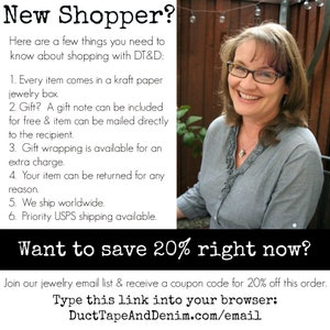 K&ouml;nnte beinhalten: Eine l&auml;chelnde Frau mit Brille ist vor einer Textanzeige abgebildet. Der Text lautet "Neuer Kunde?" und listet mehrere Vorteile des Einkaufens bei DT&D auf. Die Anzeige enth&auml;lt auch einen Call-to-Action, um "Treten Sie unserer Schmuck-E-Mail-Liste bei und erhalten Sie einen Gutscheincode f&uuml;r 20 % Rabatt auf diese Bestellung. Geben Sie diesen Link in Ihren Browser ein: DuctTapeAndDenim.com/email"