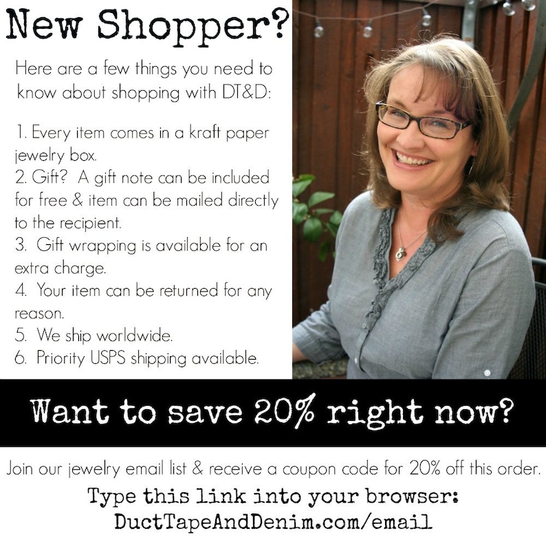 K&ouml;nnte beinhalten: Eine l&auml;chelnde Frau mit Brille ist vor einer Textanzeige abgebildet. Der Text lautet "Neuer Kunde?" und listet mehrere Vorteile des Einkaufens bei DT&D auf. Die Anzeige enth&auml;lt auch einen Call-to-Action, um "Treten Sie unserer Schmuck-E-Mail-Liste bei und erhalten Sie einen Gutscheincode f&uuml;r 20 % Rabatt auf diese Bestellung. Geben Sie diesen Link in Ihren Browser ein: DuctTapeAndDenim.com/email"