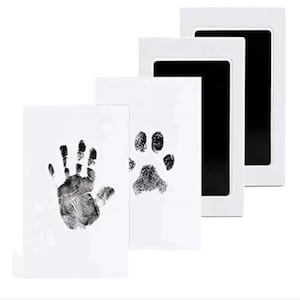 Puede incluir: Tres almohadillas de tinta blancas con pozos de tinta negros. Las almohadillas de tinta son para hacer huellas de manos y patas.