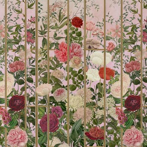 Puede incluir: Papel pintado floral con un diseño de rosas y peonías en tonos rosa, rojo y crema. El diseño está dividido por líneas verticales doradas, creando un efecto de ventana. Un jarrón blanco con flores secas se encuentra sobre un taburete de madera.