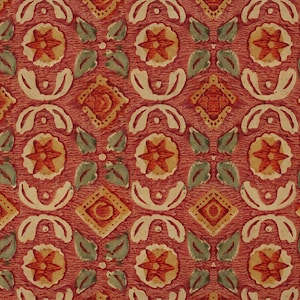 Può includere: Carta da parati rossa a motivi con un motivo floreale ripetuto in tonalità arancioni, gialle e crema. Un vaso bianco con steli secchi è posto su un piccolo sgabello di legno.