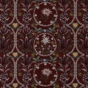 Könnte beinhalten: Burgunderfarbene Tapete mit einem sich wiederholenden Blumenmuster mit weißen Blumen, grünen Blättern und Herzformen. Eine weiße Vase mit Grün steht auf einem Holzschemel vor der Tapete.