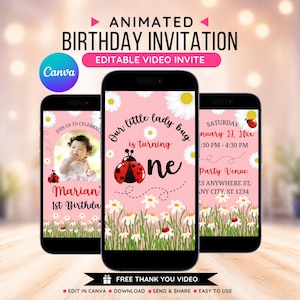 以下が含まれることがあります： 3台のスマートフォンには、てんとう虫をテーマにしたピンク色の誕生日招待状が表示されています。招待状には「Animated Birthday Invitation」と「Editable Video Invite」の文字が含まれています。デザインにはデイジーと「Our little ladybug is turning one.」の文字が使用されています。