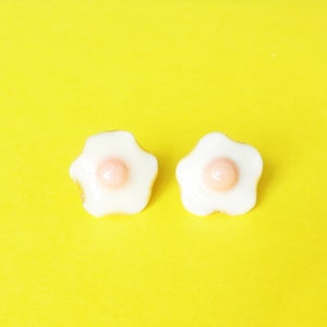 Boucles d&#39;oreilles œufs au plat, côté ensoleillé