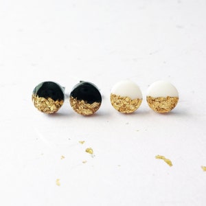 circle resin studs, gold flakes in black or white