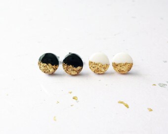 circle resin studs, gold flakes in black or white