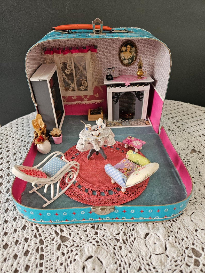 Salon miniature dans une valisette image 9