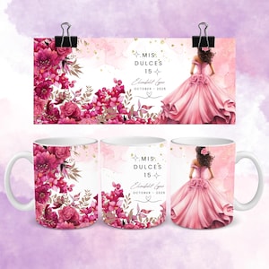 Puede incluir: Tazas de cerámica blanca con un diseño floral rosa y el texto "MIS DULCES 15". El diseño incluye una ilustración de una joven con un vestido rosa. El fondo tiene un efecto acuarela con detalles dorados.