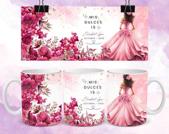 Peut inclure: Mugs en céramique blanche avec un motif floral rose et le texte "MIS DULCES 15". Le design comprend une illustration d'une jeune femme en robe rose. Le fond a un effet aquarelle avec des accents dorés.