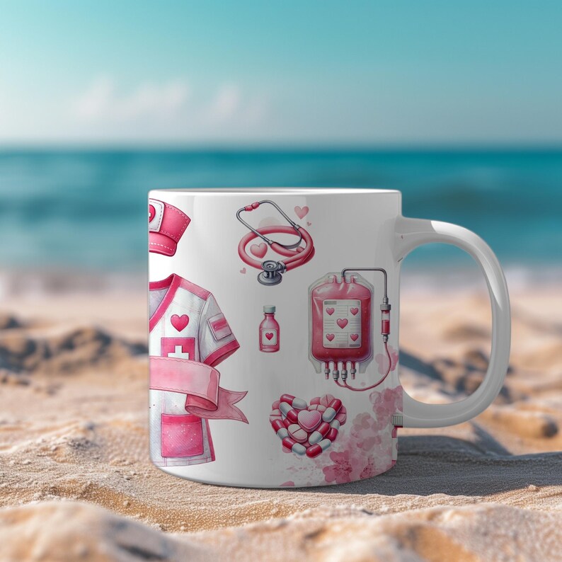 Peut inclure: Mug en c&eacute;ramique blanche avec un th&egrave;me m&eacute;dical rose et blanc. Le motif comprend un uniforme d'infirmi&egrave;re, un st&eacute;thoscope, une poche de sang et des pilules en forme de c&oelig;ur. Le mug est pos&eacute; sur une plage de sable avec la mer en arri&egrave;re-plan.