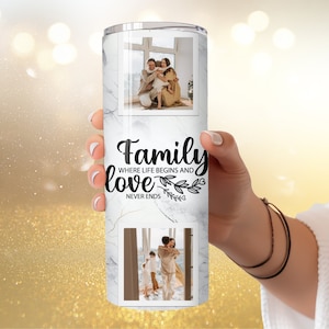K&ouml;nnte beinhalten: Ein wei&szlig;er Edelstahlbecher mit Marmormuster und zwei Fotos einer Familie. Der Text "Family where life begins and love never ends" ist auf den Becher gedruckt.
