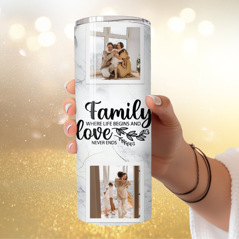 K&ouml;nnte beinhalten: Ein wei&szlig;er Edelstahlbecher mit Marmormuster und zwei Fotos einer Familie. Der Text "Family where life begins and love never ends" ist auf den Becher gedruckt.