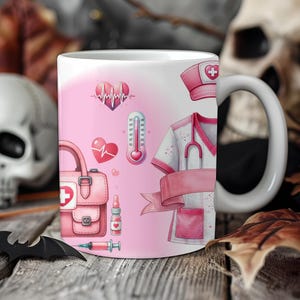 Peut inclure: Mug en c&eacute;ramique blanche avec un th&egrave;me m&eacute;dical rose. Le motif comprend un uniforme d'infirmi&egrave;re, un sac m&eacute;dical, un thermom&egrave;tre et un c&oelig;ur avec une ligne de battement de c&oelig;ur. La tasse a une anse blanche et un fond rose.