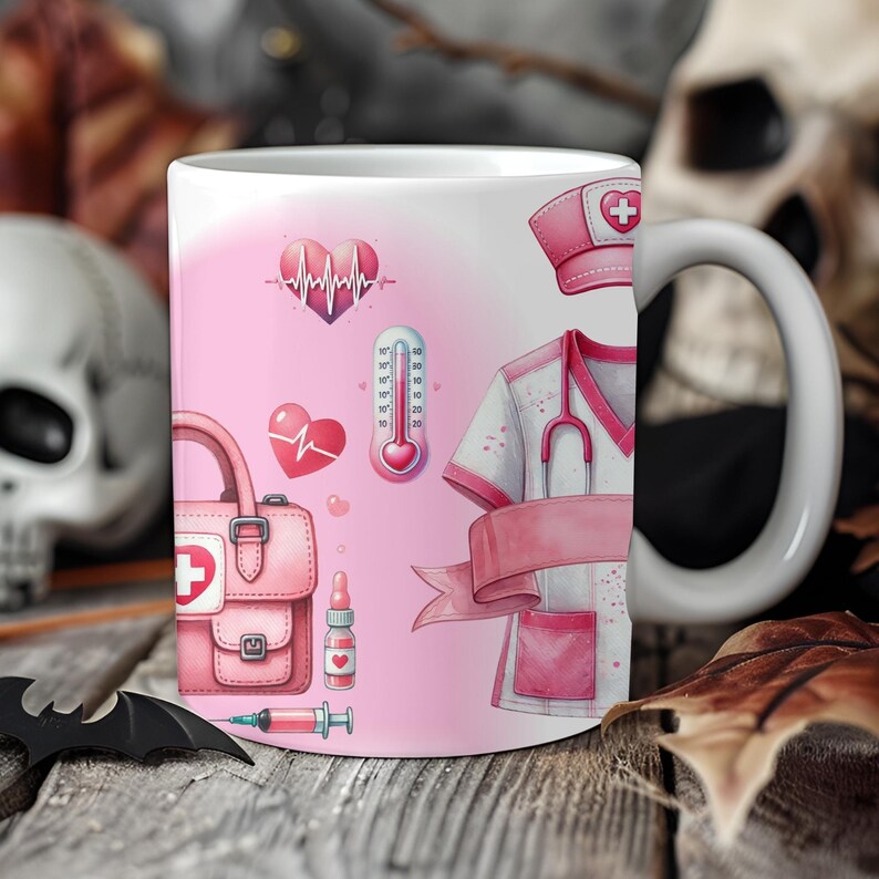 Peut inclure: Mug en c&eacute;ramique blanche avec un th&egrave;me m&eacute;dical rose. Le motif comprend un uniforme d'infirmi&egrave;re, un sac m&eacute;dical, un thermom&egrave;tre et un c&oelig;ur avec une ligne de battement de c&oelig;ur. La tasse a une anse blanche et un fond rose.