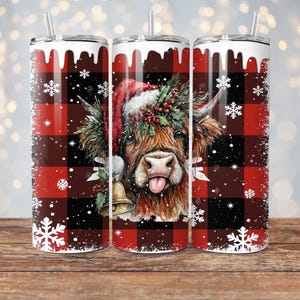 Julhöglandskon Tumbler Wrap PNG – Tomtehatt Buffalo Rutig Slim 20oz Sublimering – Röd Vinterko Muggdesign Digital Nedladdning