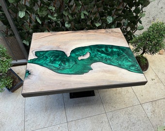 Table basse en Noyer massif et Résine epoxy vert métal, pied en Acier noir mat