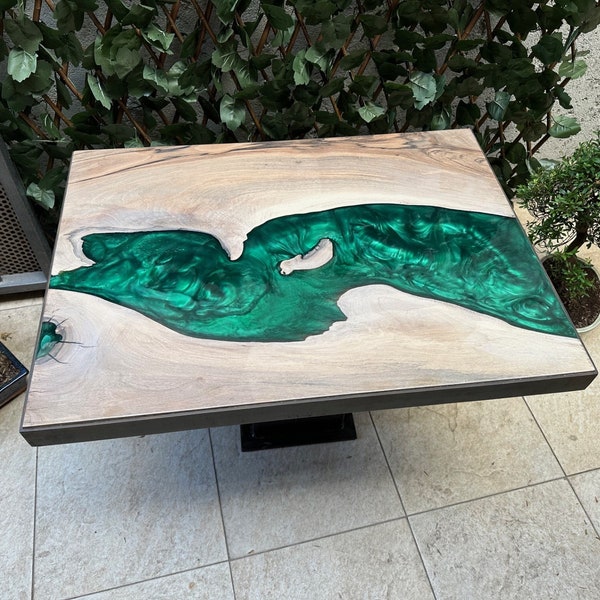 Table basse en Noyer massif et Résine epoxy vert métal, pied en Acier noir mat