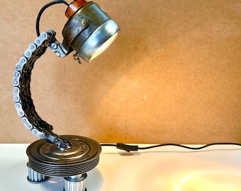 Industriële / Steampunk tafellamp in hout, koper en motoronderdelen, LED-verlichting, handgemaakt.
