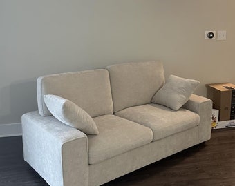 Chenille-Liegesofa in einem modernen Wohnzimmer mit Space-Spring-Kissen und abnehmbarem Sofabezug