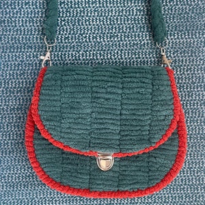 Sacs cousus à la main en matériau souple sur une base en plastique robuste avec chaîne en aluminium.