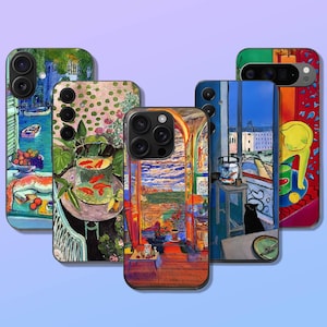 Puede incluir: Una colección de fundas para teléfonos con diseños artísticos y coloridos. Cada funda muestra una pintura diferente, con paisajes, naturalezas muertas y escenas de interiores. Las fundas tienen un acabado brillante y están diseñadas para varios modelos de teléfonos.